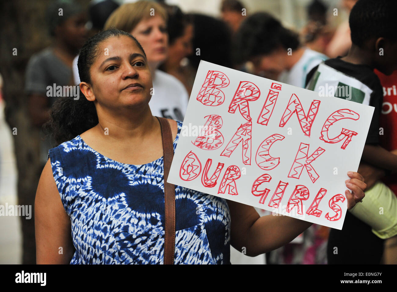 Northumberland Avenue, London, UK. 17. Mai 2014. Eine Frau hält einen 'Bring Back unsere Girls' Banner außerhalb der Nigerian Cultural Centre in London. Bildnachweis: Matthew Chattle/Alamy Live-Nachrichten Stockfoto