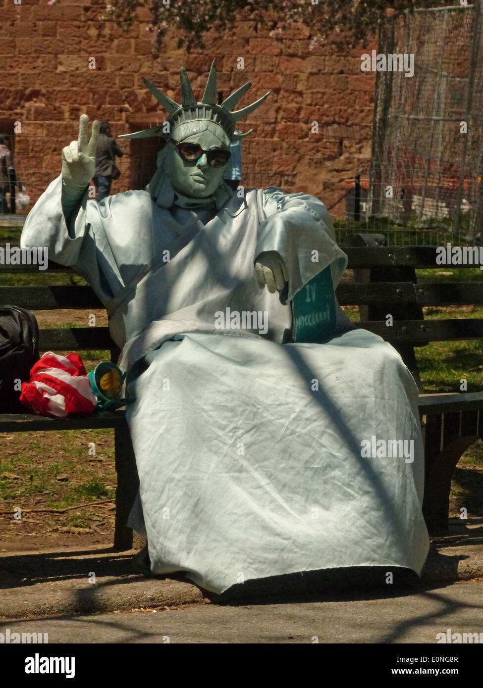 Mann, gekleidet wie die Statue of Liberty im Battery Park, New York Stockfoto