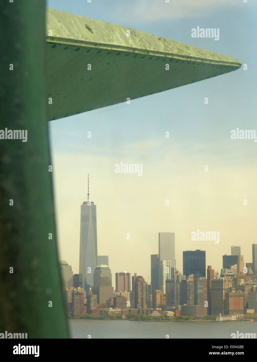 Senken Sie Manhattan Skyline von der Krone der Statue of Liberty mit neuen Freedom Tower, One WTC Stockfoto