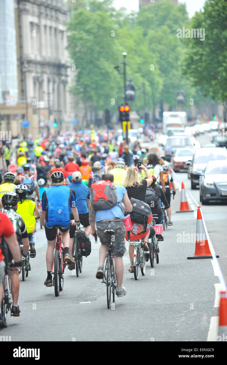 Whitehall, London, UK. 17. Mai 2014. Radfahrer gehen auf die Straße, eine Kampagne für sichere Radfahren in London. Bildnachweis: Matthew Chattle/Alamy Live-Nachrichten Stockfoto