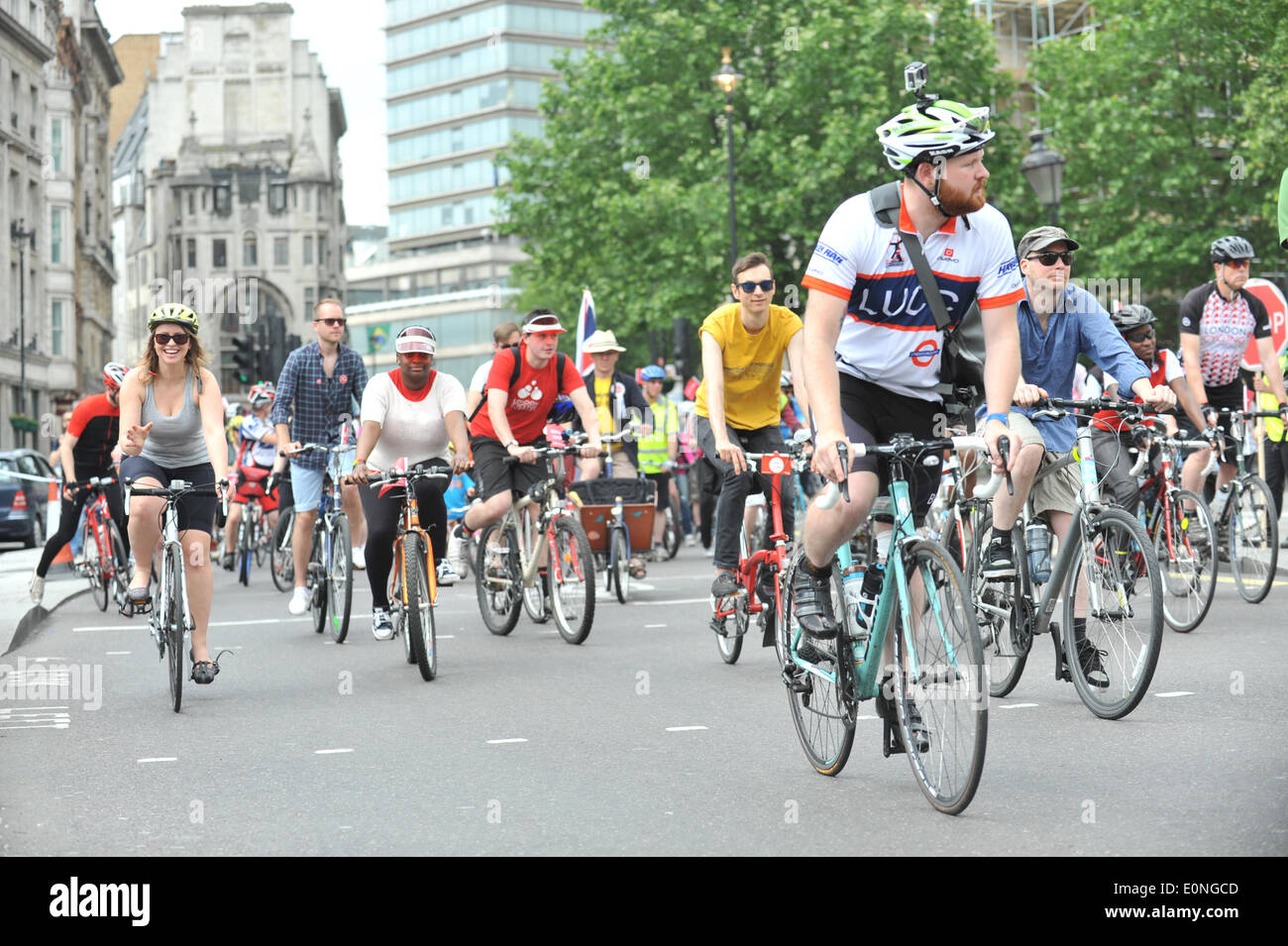 Whitehall, London, UK. 17. Mai 2014. Radfahrer gehen auf die Straße, eine Kampagne für sichere Radfahren in London. Bildnachweis: Matthew Chattle/Alamy Live-Nachrichten Stockfoto