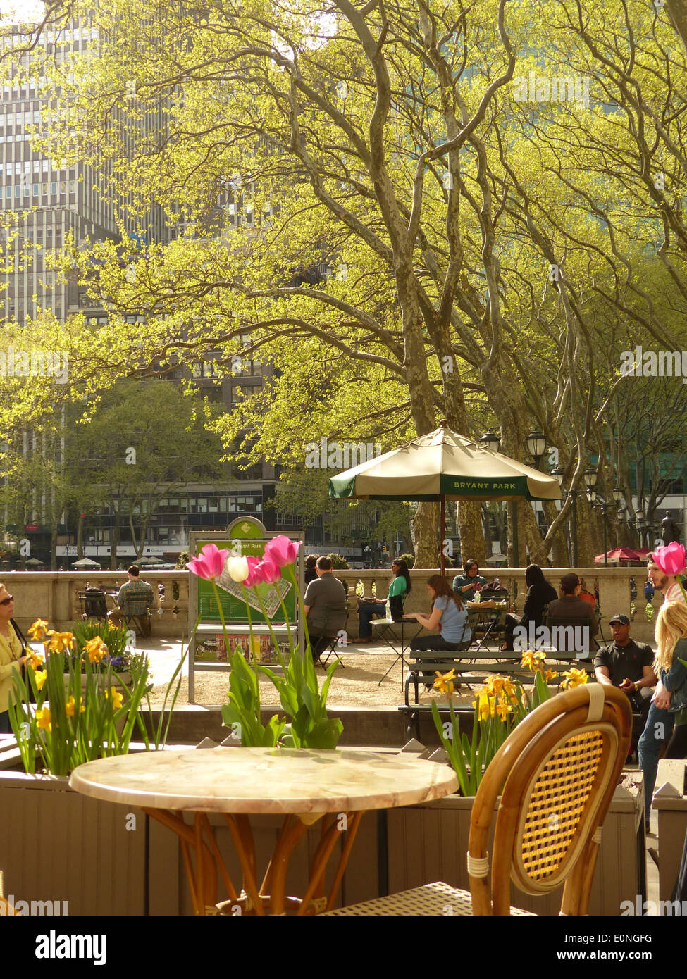 Ein sonniger Nachmittag im Bryant Park, New York Stockfoto