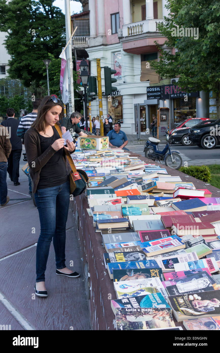 Bücher zum Verkauf auf der Brücke über den Kanal auf Ibrahim Rugova, Tirana, Albanien Stockfoto