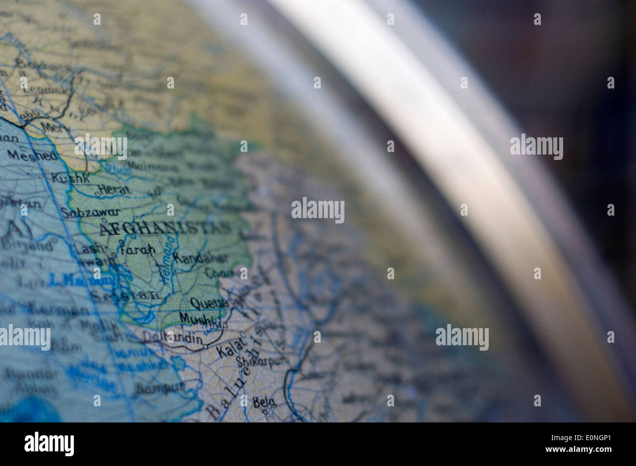 Eine Karte von Afghanistan, auf einem antiken Globus erfasst Stockfoto