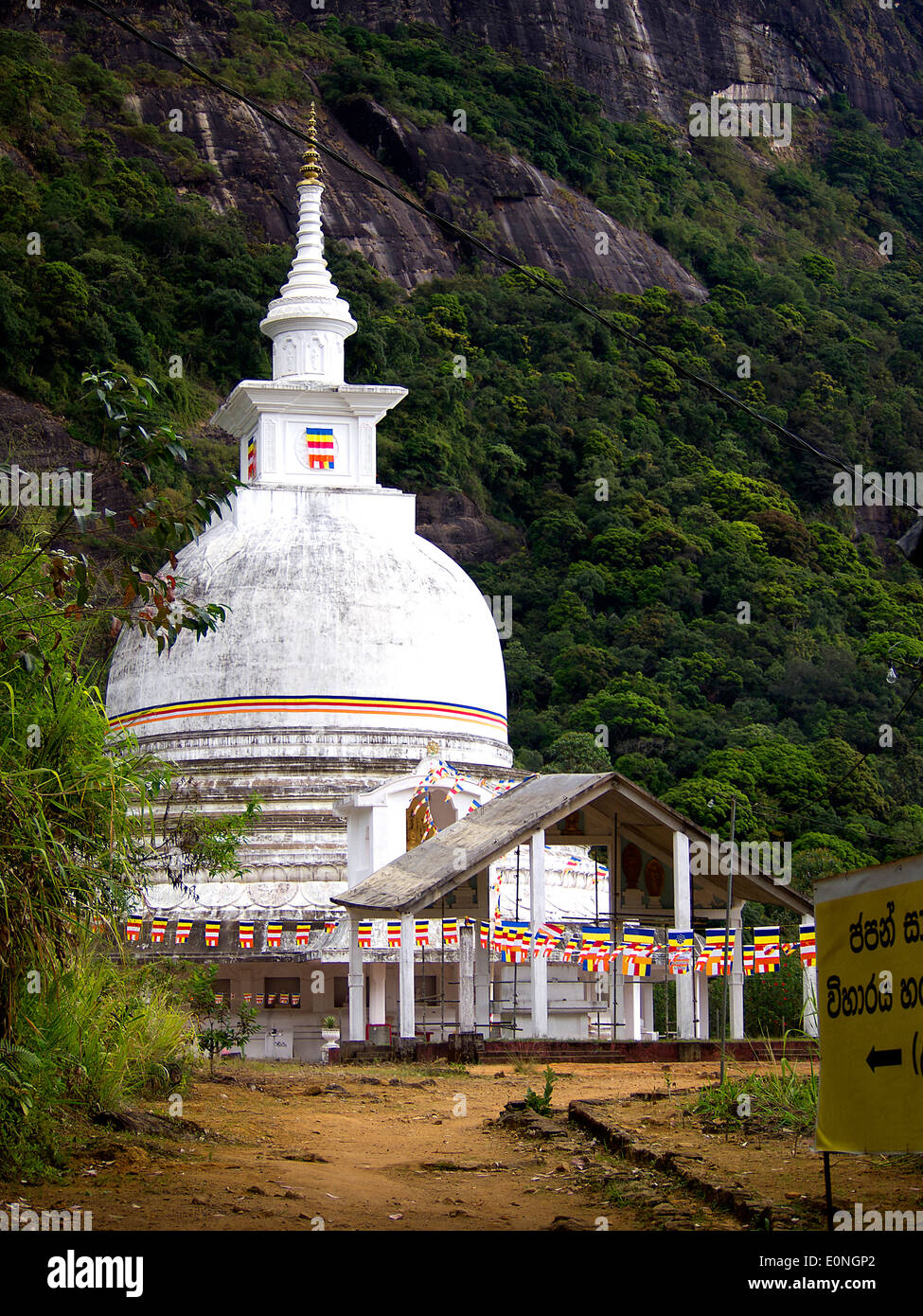 Buddhistischen Fahnen auf eine Kapelle in Sri Lanka Stockfoto