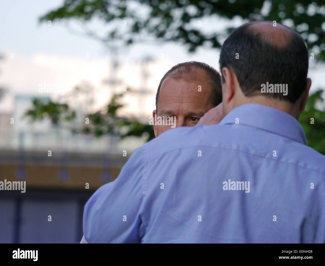 Zwei Männer reden über einen Drink nach der Arbeit Stockfoto