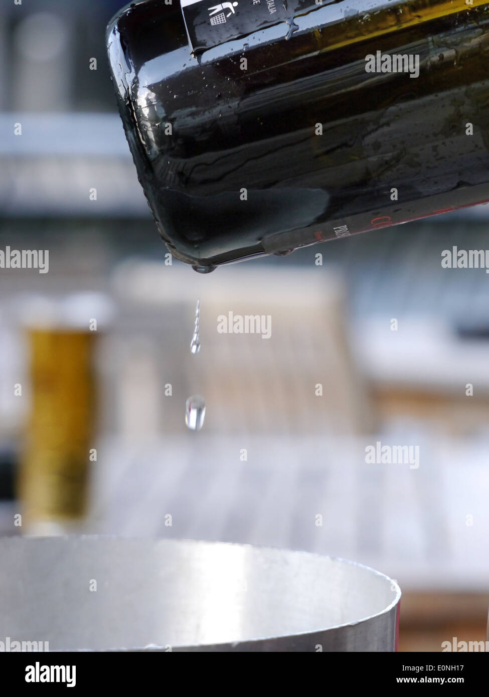 Wasser tropft aus der Prosecco Flasche in einem Eiskübel Stockfoto