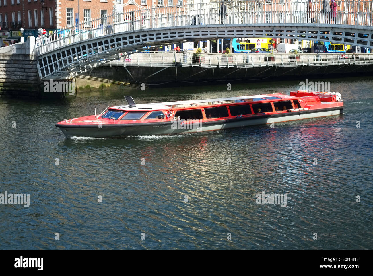 Geist der Docklands & Halfpenny Bridge Dublin Stockfoto