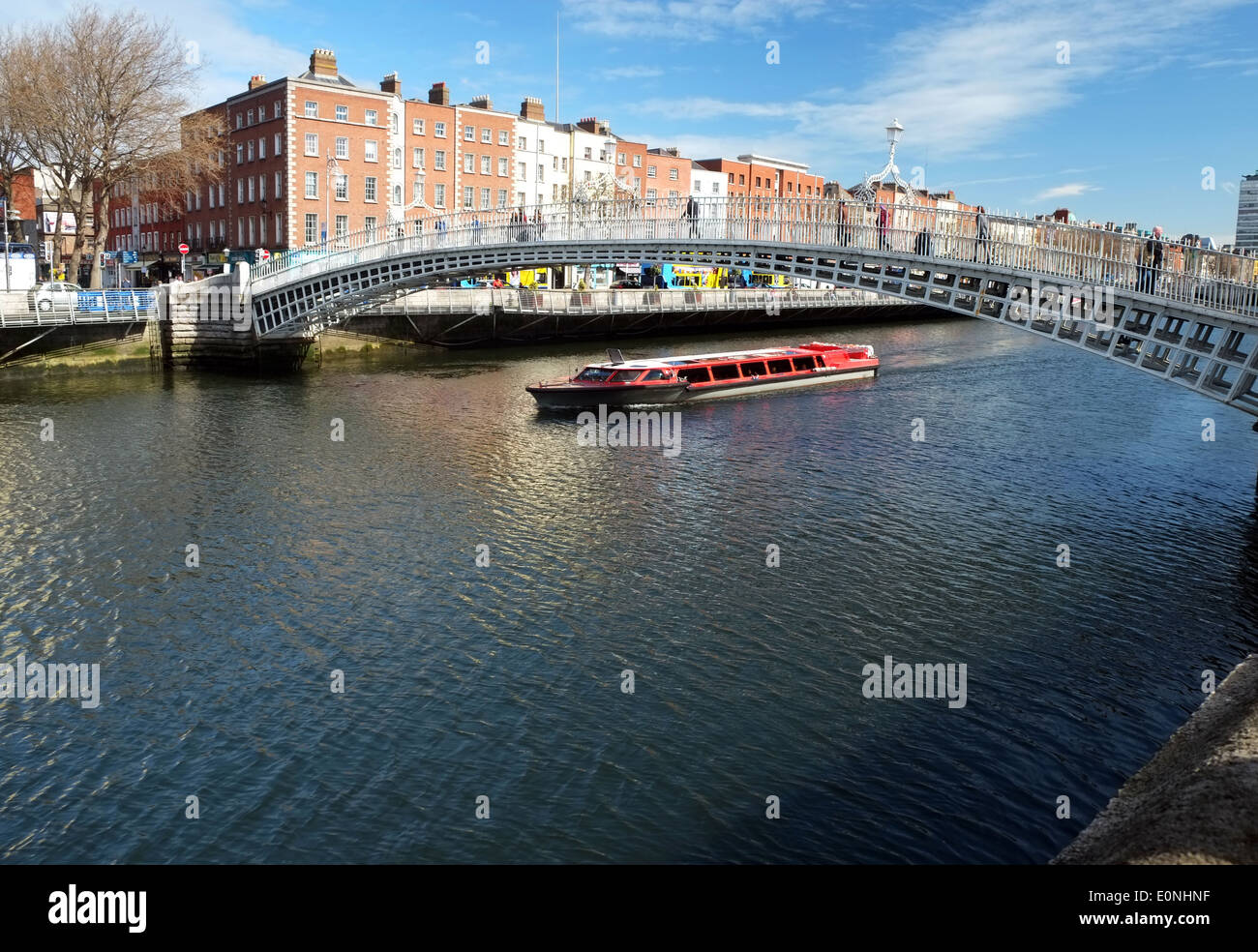 Geist der Docklands & Halfpenny Bridge Dublin Stockfoto