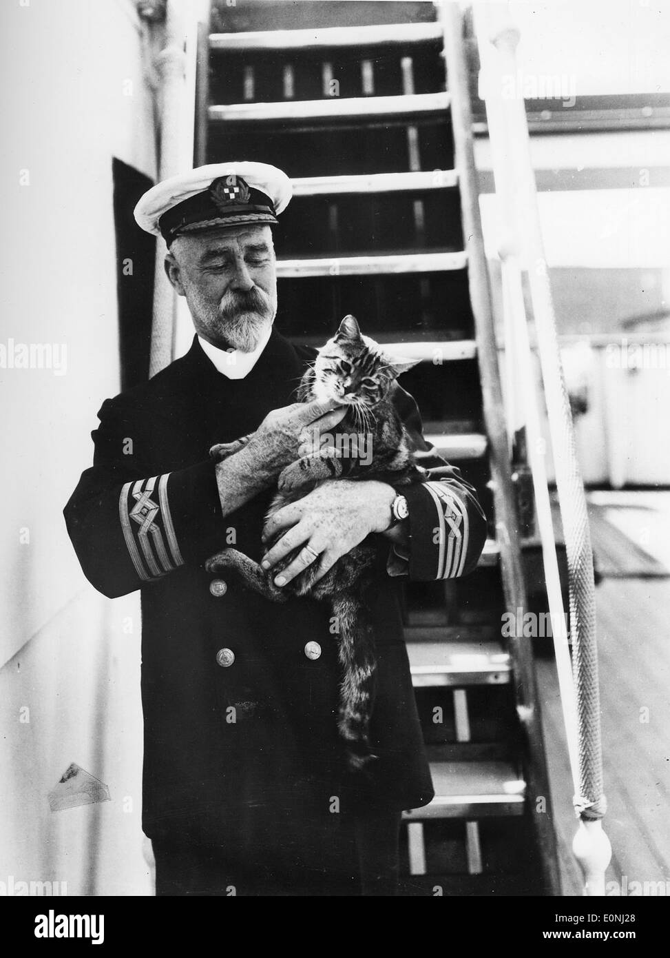 [Kapitän A. J. Hailey in Uniform mit einer Katze auf erste C.P. RMS Empress of Kanada] Stockfoto