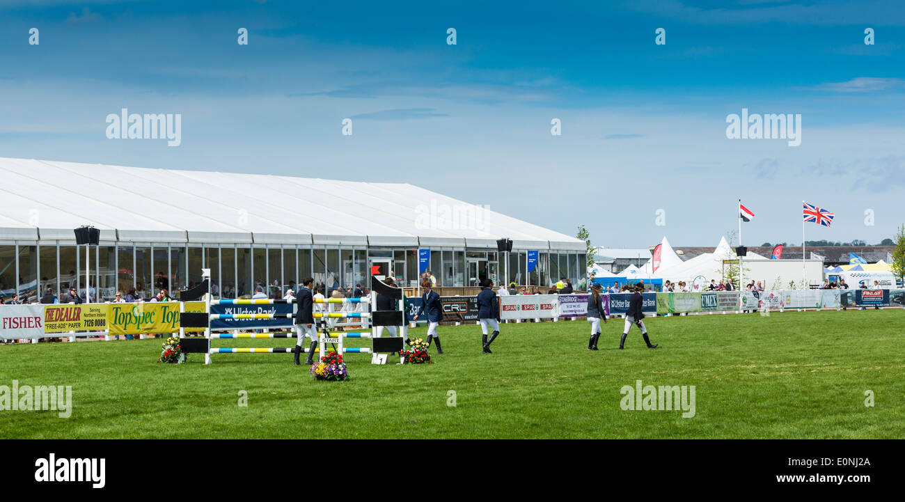 Springreiten in 2014 Balmoral zeigen, das Labyrinth Lisburn, Nordirland. Wettbewerber gehen auf dem Golfplatz Stockfoto