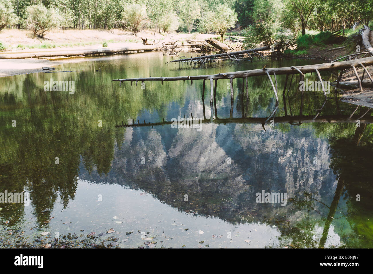 Mountan reflektiert in Merced River, Yosemite Stockfoto