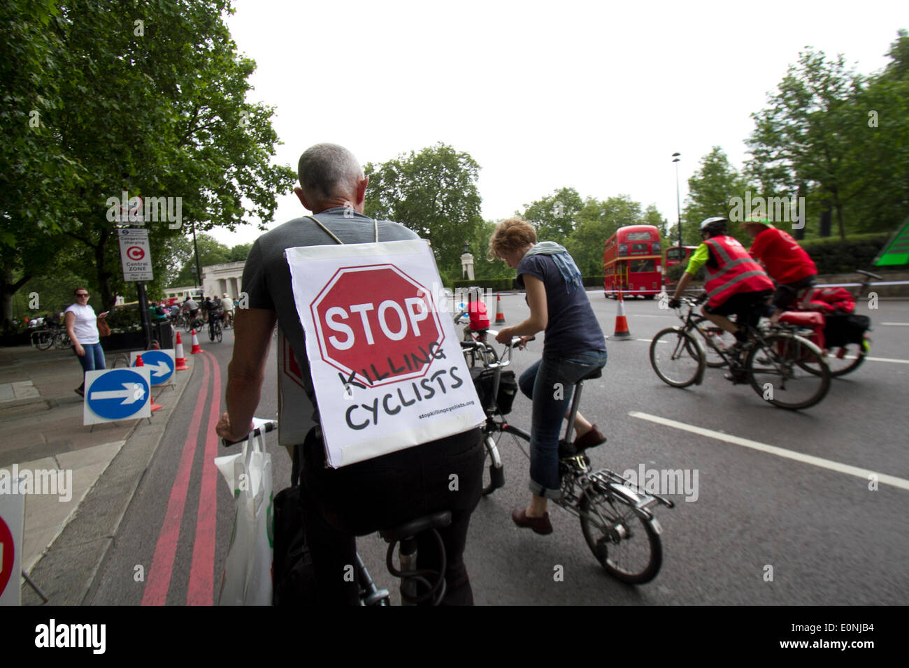 London UK. 17. Mai 2014. Hunderte von Radfahrern pro Masse Zyklus in Szene gesetzt durch London zur Förderung sicherer Radfahren nach einer Flut von Verkehrstoten in der Hauptstadt Credit Radfahren Reiten: Amer Ghazzal/Alamy Live-Nachrichten Stockfoto