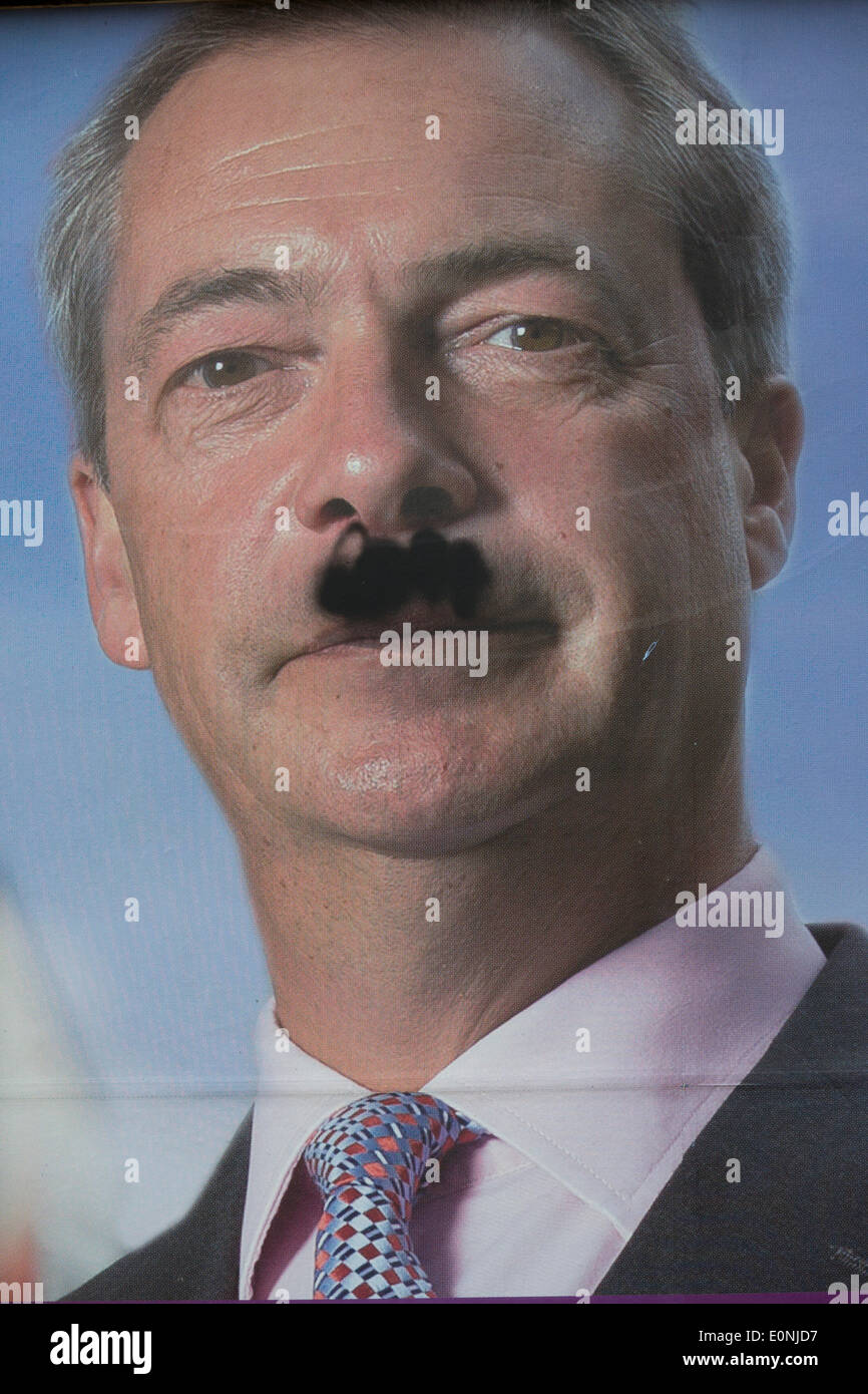 London, UK. 17. Mai 2014: die Anti-EU-Mitgliedschaft "UK Independence Party (UKIP) politischen Plakat zeigt Parteichef Nigel Farage mit einem getupften Hitler Schnurrbart in East Dulwich - ein relativ wohlhabenden Stadtteil von Südlondon. Die Anzeige wird vor den Wahlen zum Europäischen Parlament am 22. Mai angezeigt. Copyright Richard Baker / Alamy Live News. Stockfoto