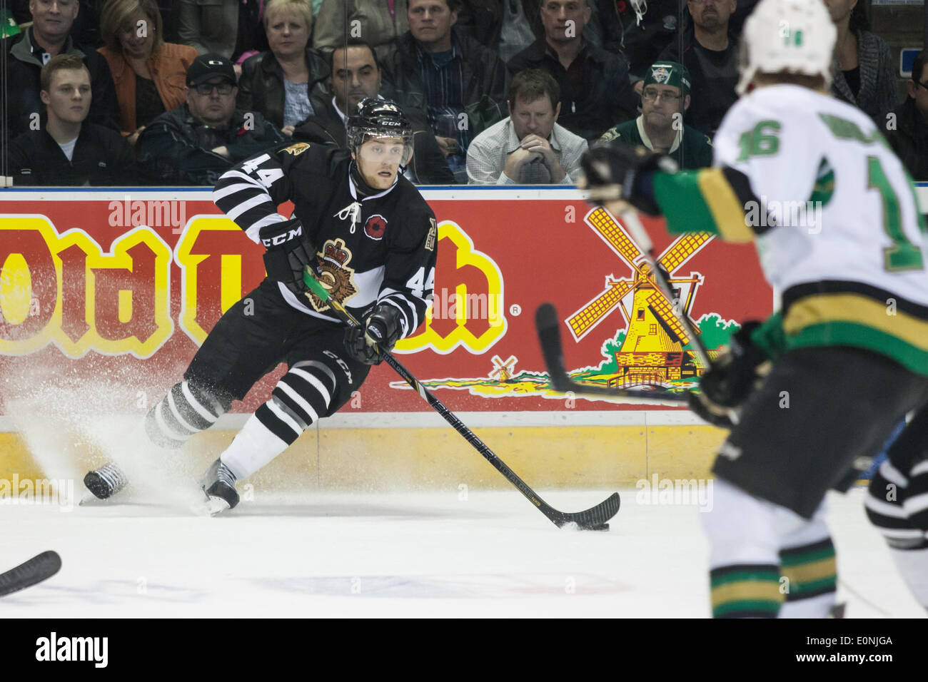 London, UK. 16. Mai 2014. Dakota Mermis, von den London Knights sieht einen Pass in der ersten Periode ihres Spiels gegen das Val d ' or QMJHL machen. Die Ritter spielte perfekten Gastgeber das Eröffnungsspiel gegen die Gastmannschaft mit einem Score von 1-0. Bildnachweis: Mark Spowart/Alamy Live-Nachrichten Stockfoto