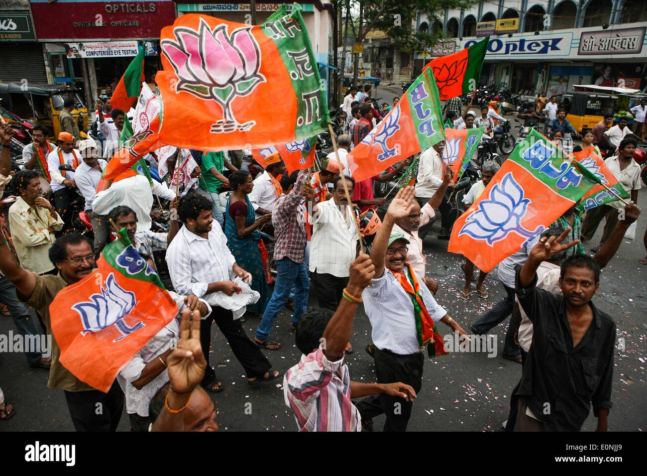 (140517)--VISAKHAPATNAM, 17. Mai 2014 (Xinhua)--Anhänger von Indiens größten Oppositionspartei Bharatiya Janata Party (BJP) während einer Parade in Visakhapatnam von Andra Pradesh, Indien, 17. Mai 2014 feiern. BJP Freitag erstellt Geschichte mit dem Gewinn der Wahlen durch einen Erdrutsch, Dynastie-führte der durchschlagende Sieg durch eine Partei in den letzten 30 Jahren dezimieren die Nehru-Gandhi regierenden Kongresspartei. (Xinhua/Zheng Huansong) Stockfoto