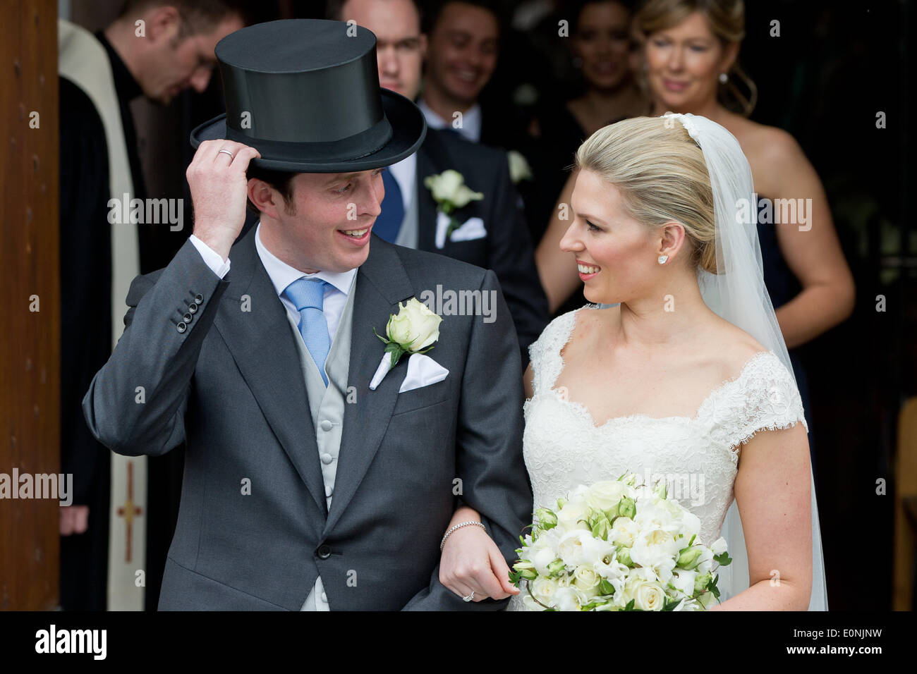 Das frisch verheiratete Paar Kate Gräfin von Faber-Castell und Anton Andreas Graf von Faber-Castell stehen vor Martin Luther Kirche nach ihrer Trauung in Stein bei Nürnberg, Deutschland, 17. Mai 2014. Foto: DANIEL KARMANN/dpa Stockfoto