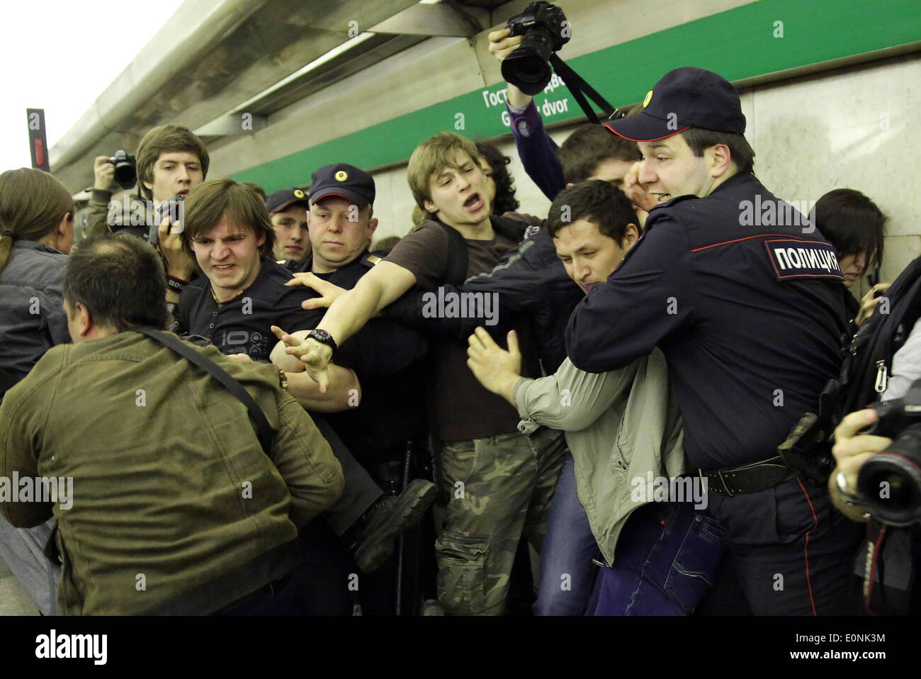 17. Mai 2014 - St. Petersburg, Russland - In der Lobby von der u-Bahnstation '' Gostiniy Dvor'' war ein Kampf zwischen den Parteien '' Rainbow Flashmob'' LGBT - und Anhänger der traditionellen Werte. (Kredit-Bild: © Andrey Pronin/ZUMAPRESS.com) Stockfoto