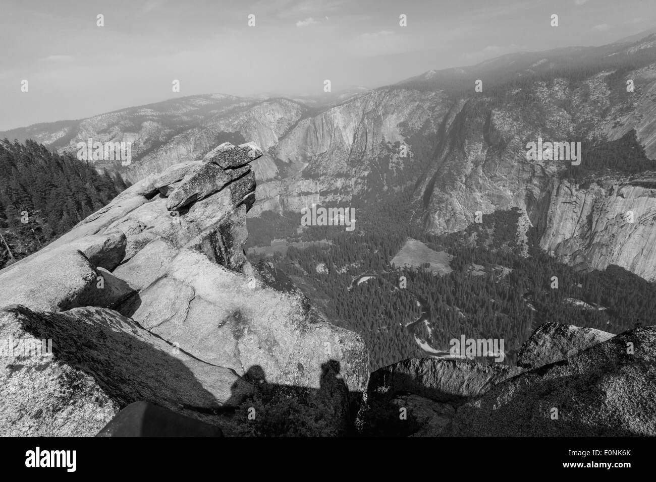 Schöne Aussicht vom Glacier Point, Yosemite an einem bewölkten Morgen in schwarz / weiß Stockfoto