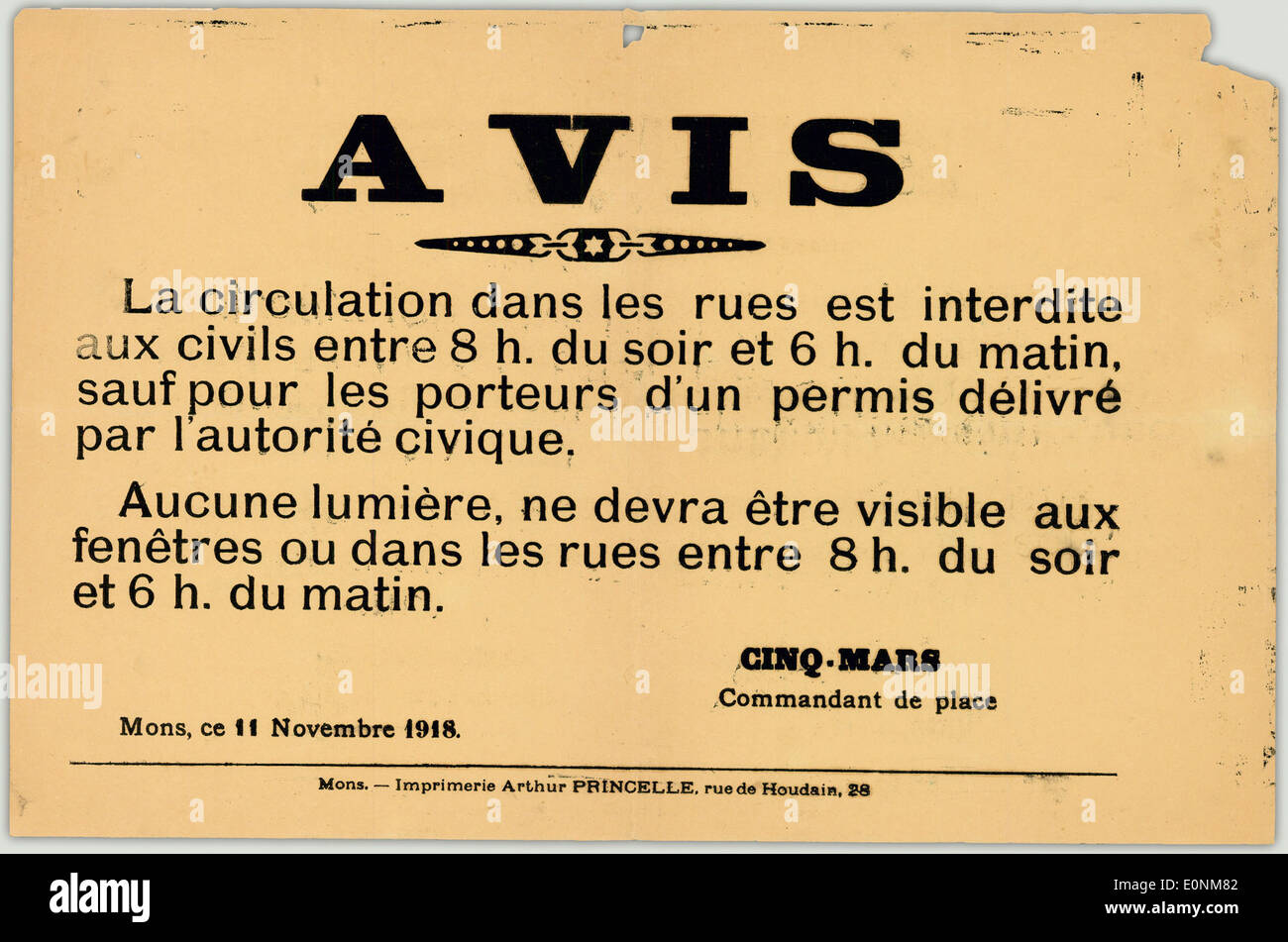 Avis. La Zirkulation Dans Les rues est Interdite Aux Beamten Entre 8 h. du Soir et 6 h du matin, Sauf Pour Les Porteurs... Stockfoto