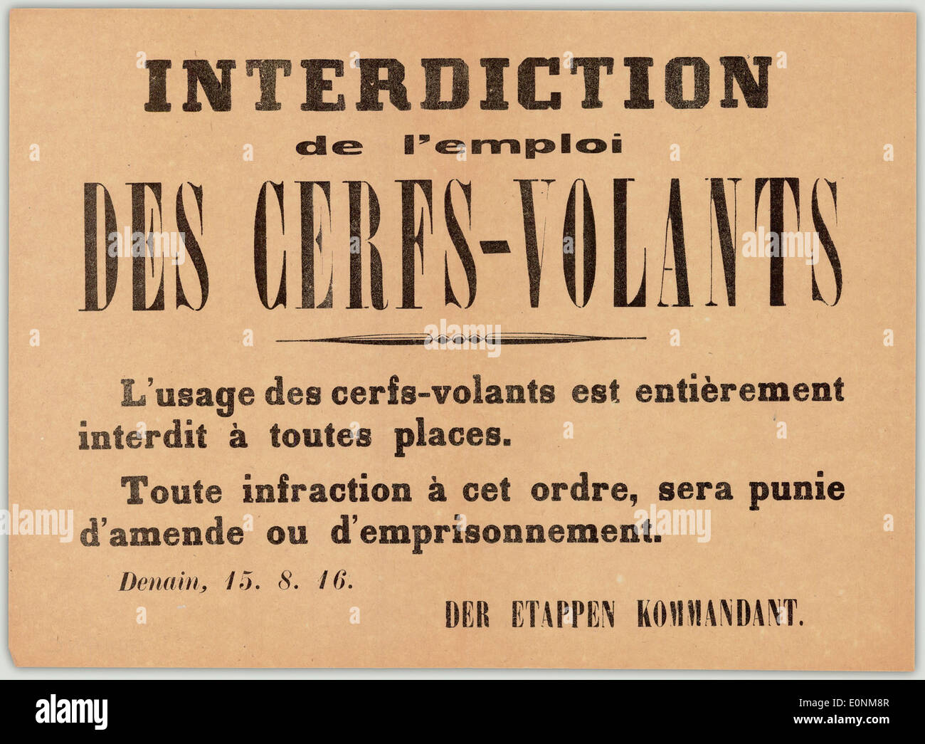 Interdiction de l ' emploi des Cerfs-Volants. Usage des Cerfs-Volants est Entièrement interdit À Toutes Orte... Stockfoto