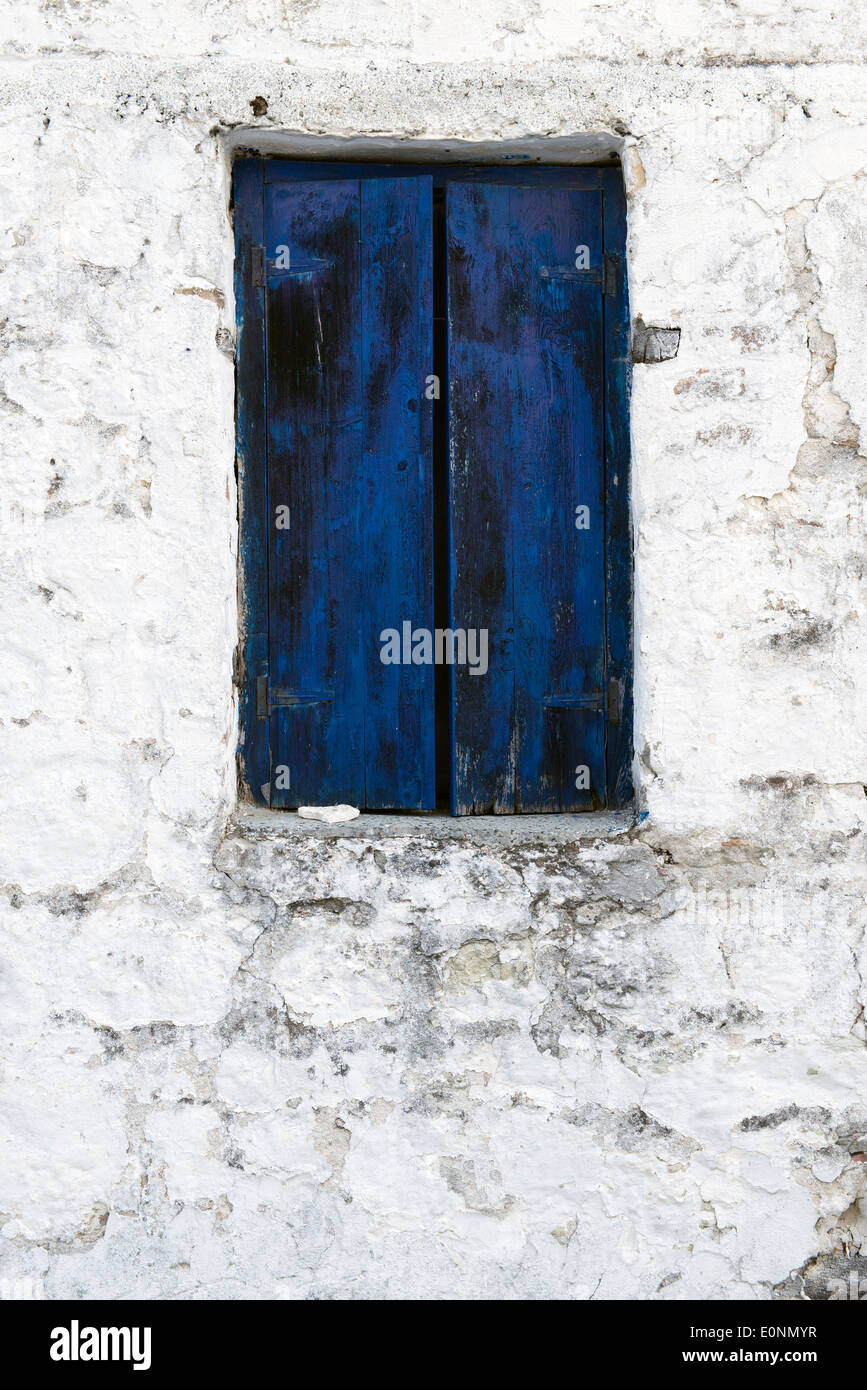 Blauen Verschluss in einer Peeling-Mauer Stockfoto