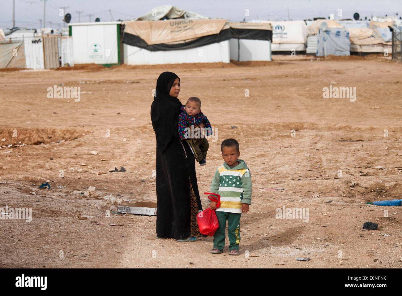 Zaatari Camp, Al Mafraq, Jordanien. 31. Januar 2014. Die Flüchtlinge von Zaatari - ein 15-Jahr-altes Mädchen und ihre Kinder in der Nähe der Mitte des Lagers 1,3 Quadratmeile. In der jordanischen Wüste liegt 10 Kilometer von der syrischen Grenze ein Flüchtlingslager Zaatari genannt. Es ist Heimat von mehr als 110.000 Vertriebene, die den Krieg in Syrien seit Juli 2012 geflohen sind. Die meisten dieser Flüchtlinge sind aus der südlichen Region von Daraa, wo die Kämpfe zu den schlechtesten im syrischen Bürgerkrieg gesehen worden, die mehr als drei Jahre lang gezogen hat, auf. Die freie syrische Armee gegen die syrischen Diktators Baschar al-Assad Hotelteam Stockfoto