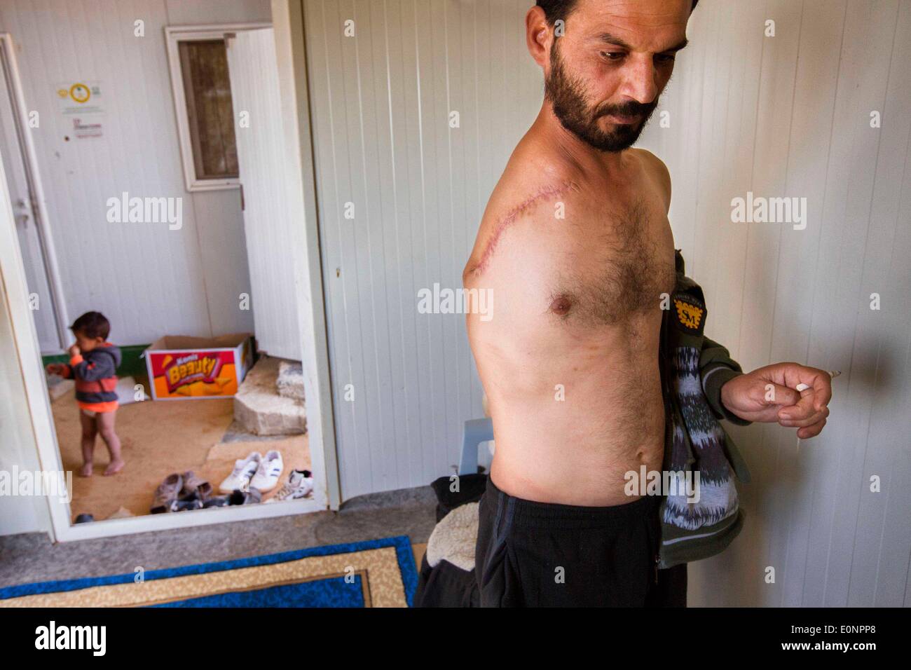 Zaatari Camp Al Mafraq Jordanien 8 Februar 2014 Die Fluchtlinge Von Zaatari Eaad Hariri 39 Wurde Im November 2013 Bei Einem Bombenangriff In Daraa Syrien Verletzt Trotz Seiner Verletzung Ist Er