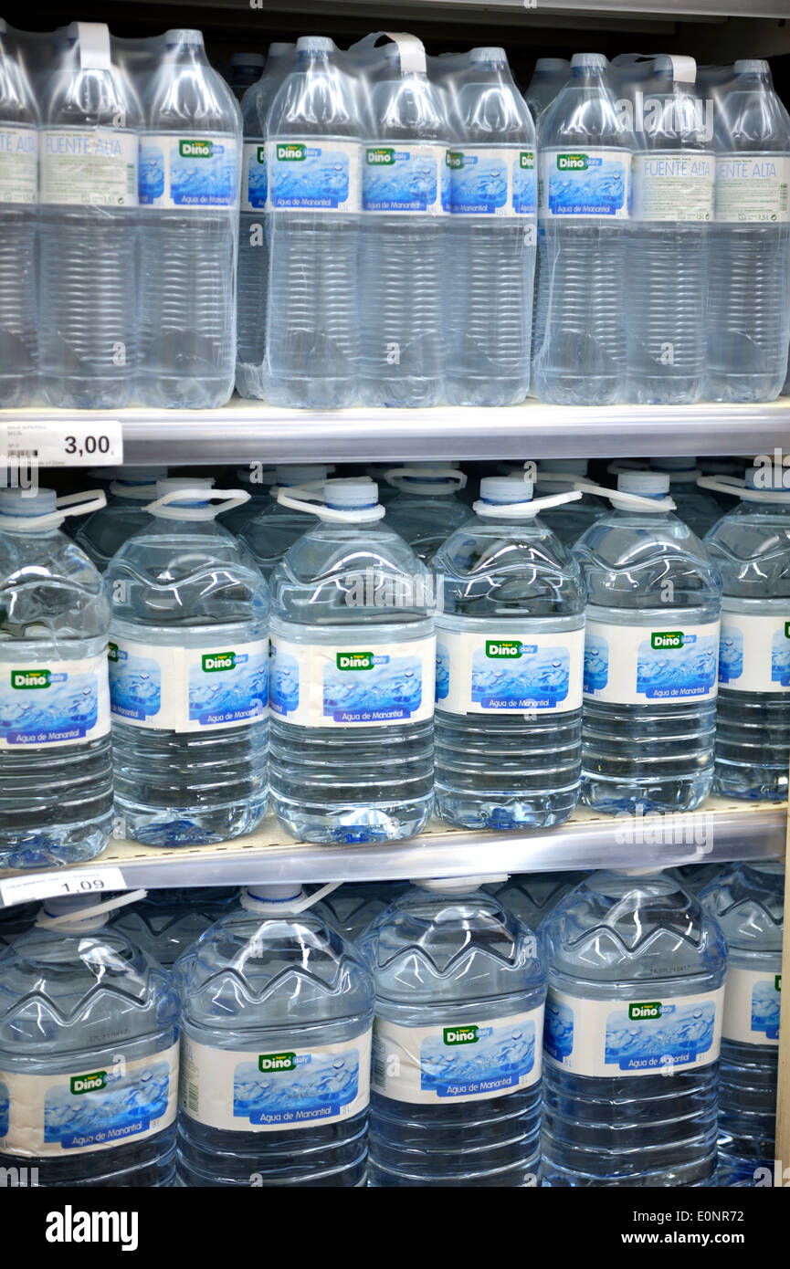 Regale von Wasser in Flaschen zum Verkauf im Supermarkt Stockfoto
