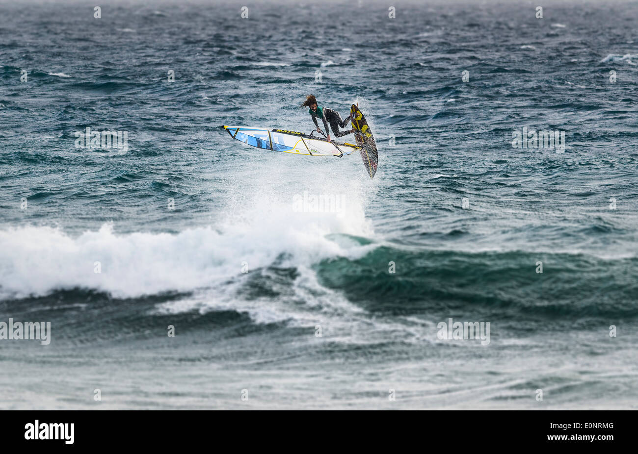 Windsurfen-Aktion. Tarifa, Cádiz, Costa De La Luz, Andalusien, Spanien. Stockfoto