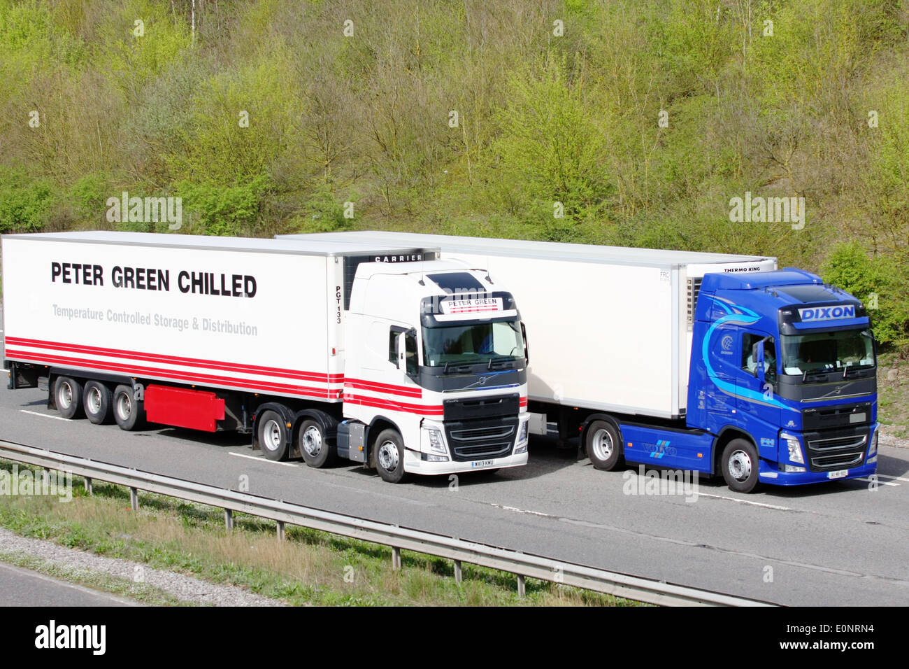 Eine britische LKW überholen ein ausländischen LKW auf der Autobahn M20 in Kent, England Stockfoto