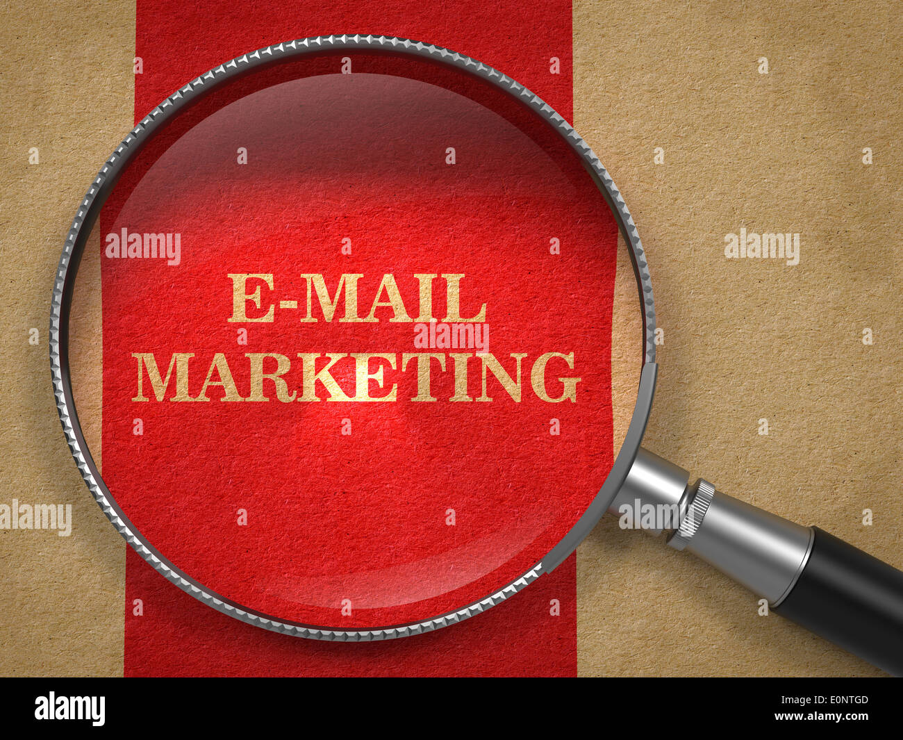 E-Mail-Marketing-Konzept durch Lupe. Stockfoto