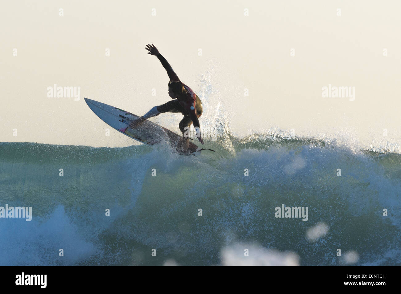 Surfer auf einer Welle. Stockfoto