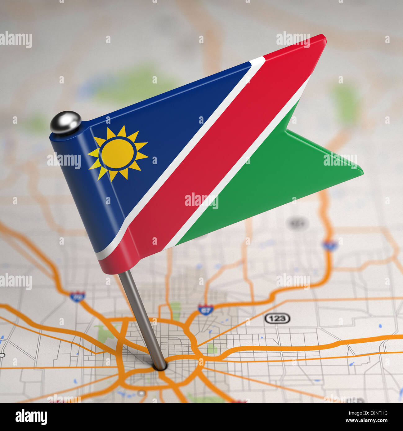 Kleine Flagge von Namibia auf einem Kartenhintergrund mit selektiven Fokus. Stockfoto