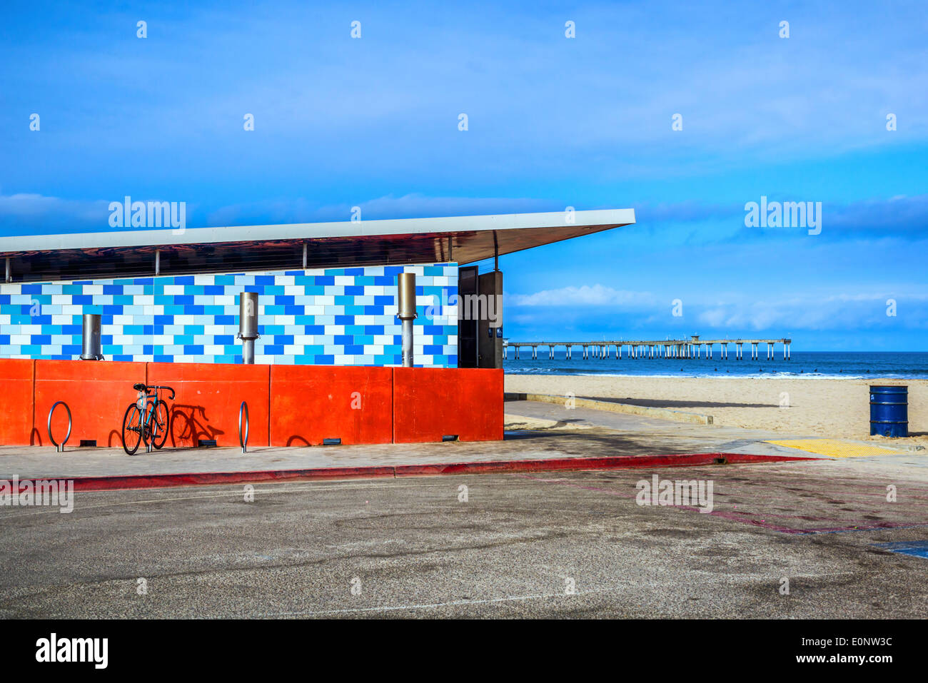 Bunte Toilette am Strand bauen. Öffentliche Toilette am Ocean Beach. San Diego, California, Vereinigte Staaten von Amerika. Stockfoto