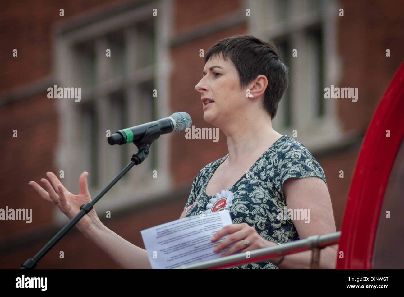 London, UK. 17. Mai 2014. Caroline Pidgeon AM, Vorsitzender der Fraktion der liberalen Demokraten London Assembly, stellvertretender Vorsitzender des Verkehrsausschusses der London Assembly und stellvertretende Vorsitzende der Polizei und Kriminalität Ausschuss, anlässlich der London Radfahren Kampagne Raum 4 Radfahren Big Ride Credit: Zefrog/Alamy Live News Stockfoto