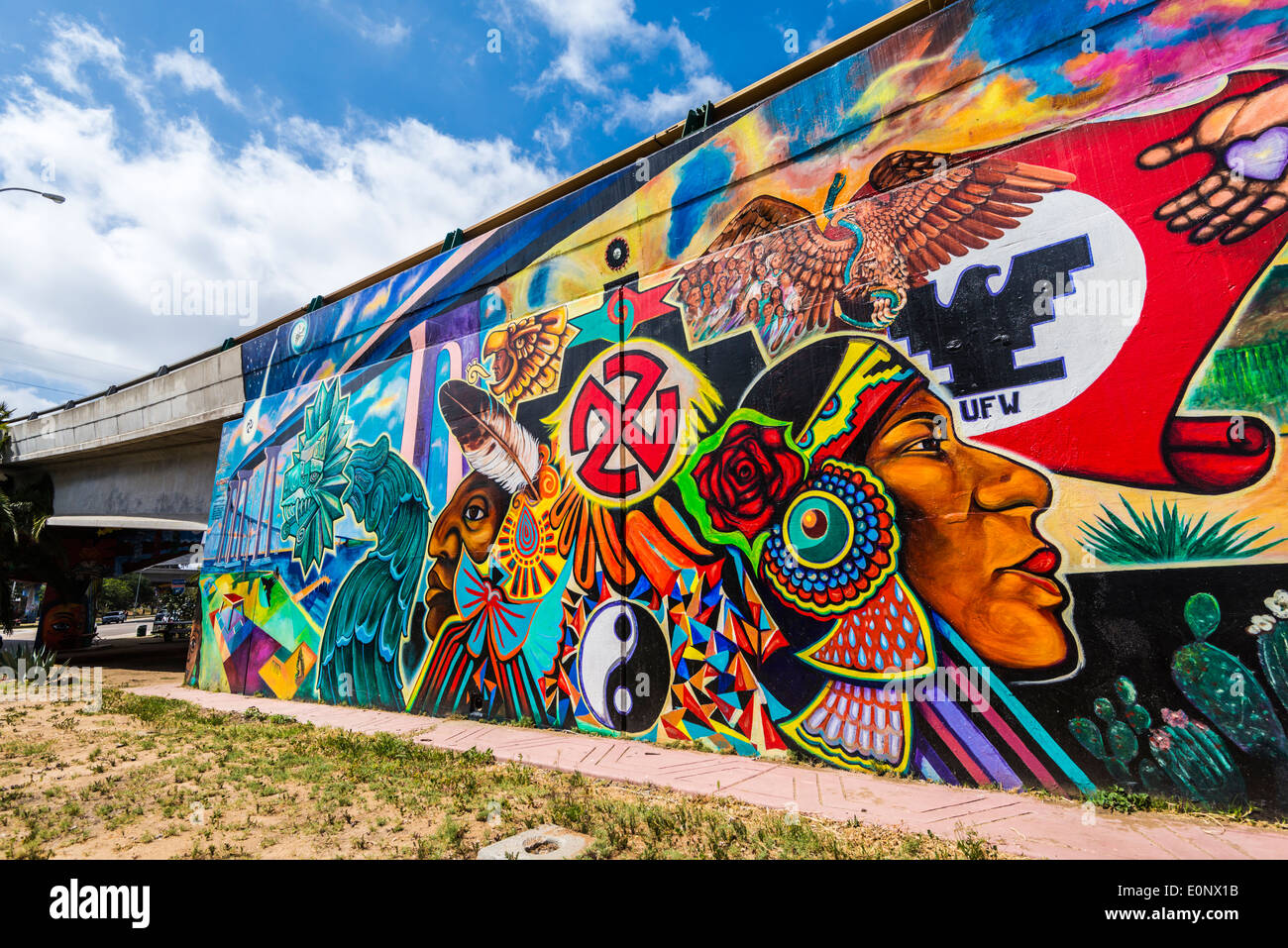 Wandbilder und Kunstwerke im Chicano Park. Barrio Logan, San Diego, California, Vereinigte Staaten von Amerika. Stockfoto