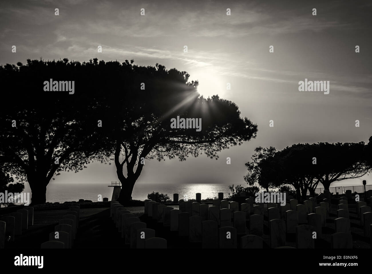 Die untergehende Sonne am Fort Rosecrans National Cemetery. San Diego, Kalifornien. Stockfoto
