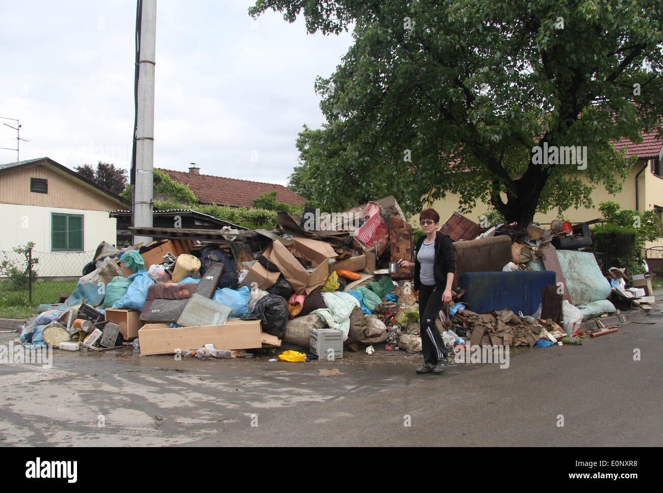 Banja Luka, Bosnien und Herzegowina. 17. Mai 2014. Eine Frau geht vorbei an einem Haufen Wasser beschädigte Möbel in Banja Luka, Hauptstadt der Republika Srpska, eine Einheit von Bosnien und Herzegowina, am 17. Mai 2014. Durch Überschwemmungen in Bosnien und Herzegowina (BiH), mit Hunderten von Gebäuden beschädigt und mehr als 10.000 Menschen evakuiert, mindestens 19 Menschen ums Leben kamen, sagten Beamte am Samstag. © Borislav Zdrinja/Xinhua/Alamy Live-Nachrichten Stockfoto