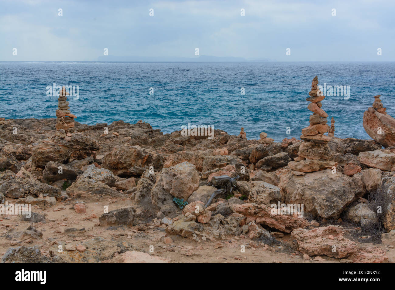 Cabrera-Inseln im blauen Nebel gesehen von Cap de Ses Salines, Mallorca, Balearen, Spanien im Oktober. Stockfoto