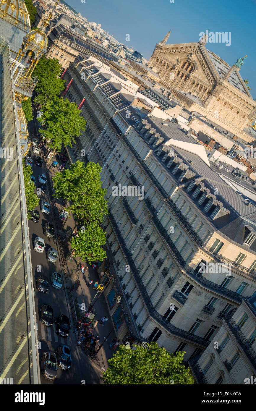 Blick auf den Boulevard Haussmann und Palais Garnier (Opernhaus) von der Spitze des Kaufhaus Printemps, Paris Frankreich Stockfoto