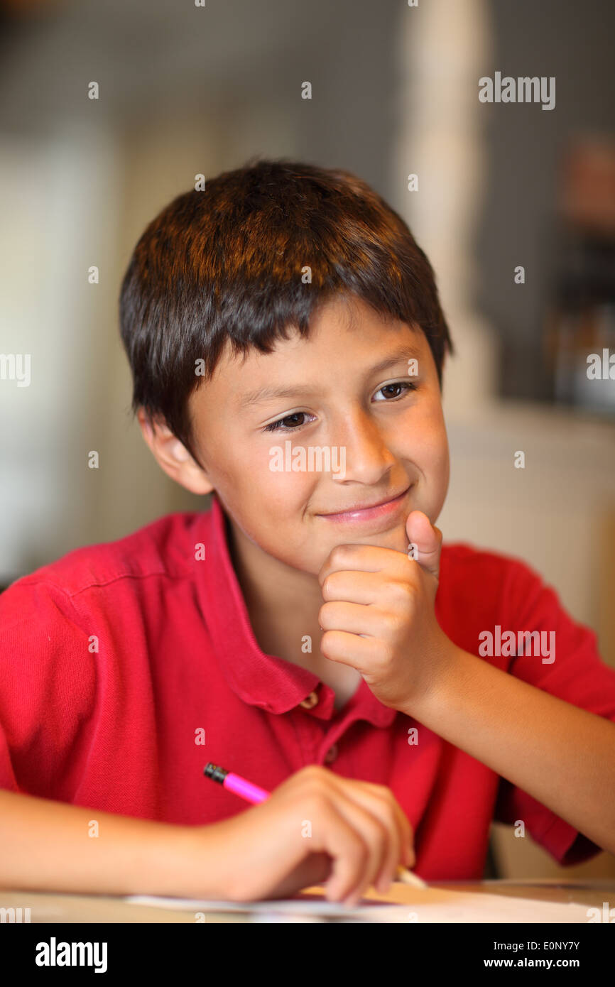 Kleiner Junge für seine Hausaufgaben - geringe Schärfentiefe Stockfoto
