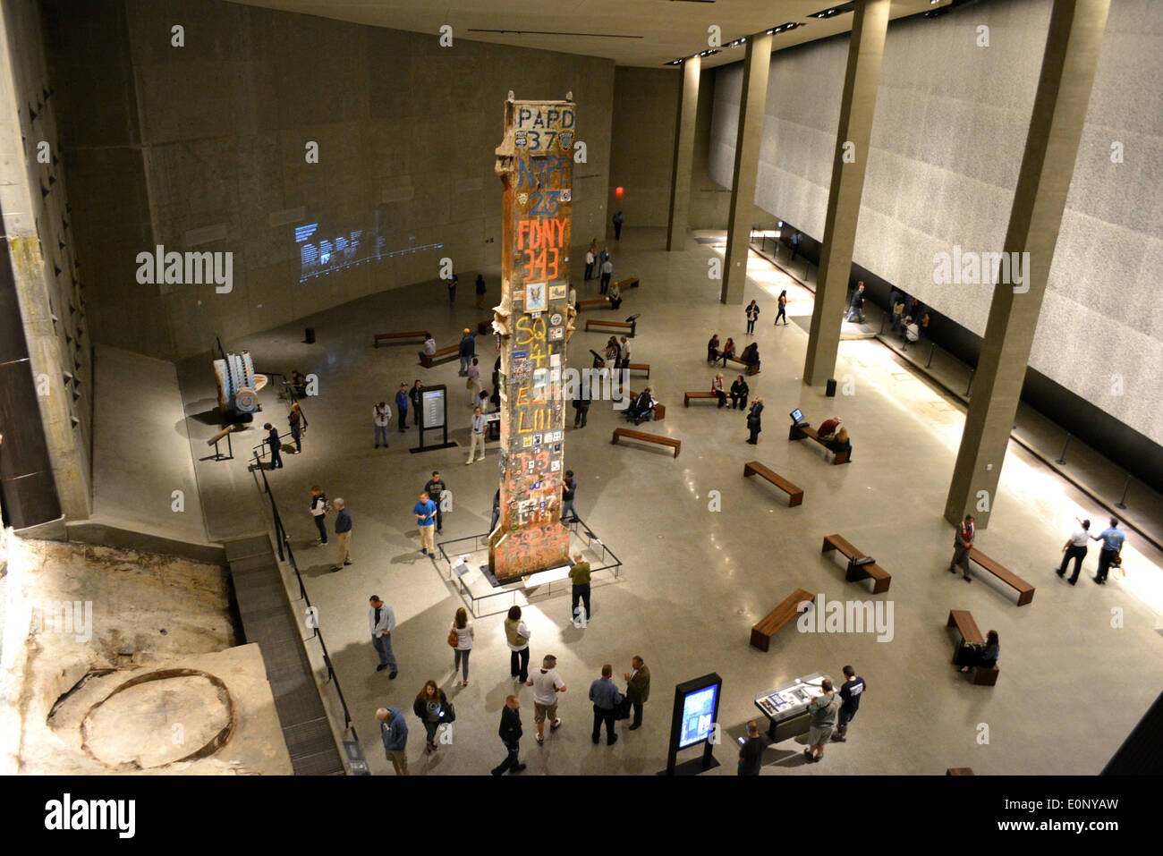 New York, NY, USA. 16. Mai 2014. Menschen sammeln in Stiftung Halle am neu eröffneten 9/11 Memorial Museum am Ground Zero in New York City. Bildnachweis: Christopher Penler/Alamy Live-Nachrichten Stockfoto