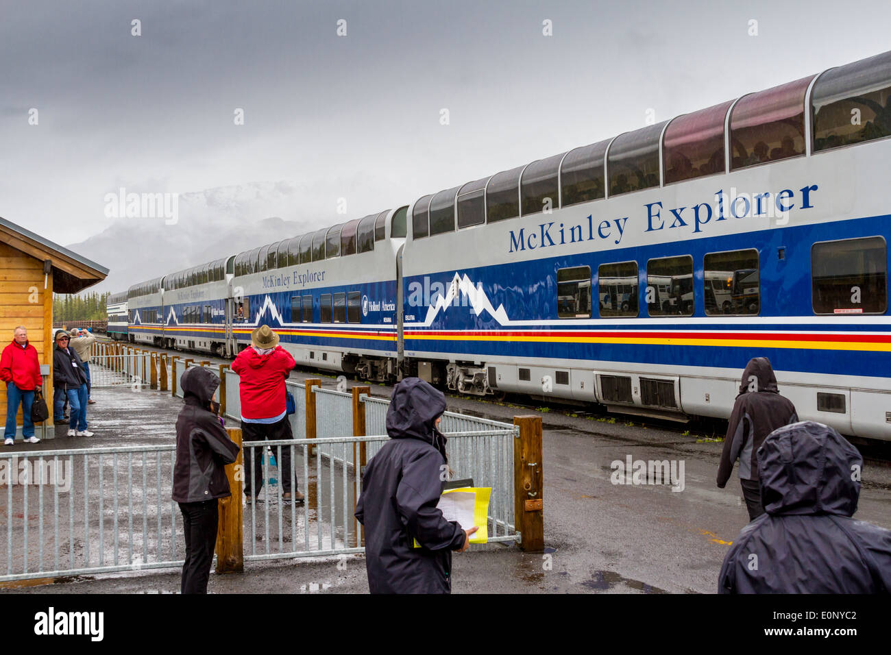 Warten im Regen auf den Zug im Denali Alaska Railroad Depot im Denali National Park und Preserve in Alaska. Stockfoto