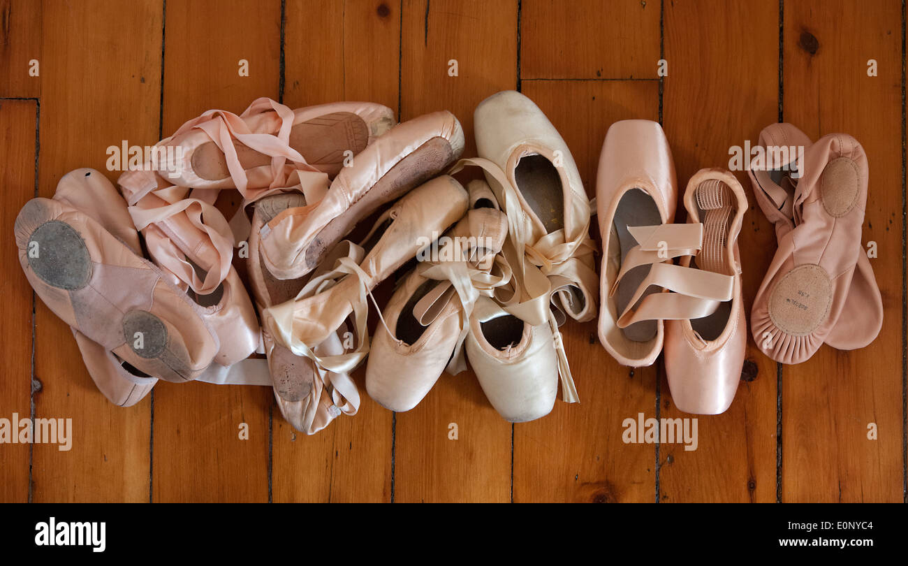 Haufen alter gebrauchte Ballettschuhe und point-schuhe auf einem Holzboden Stockfoto