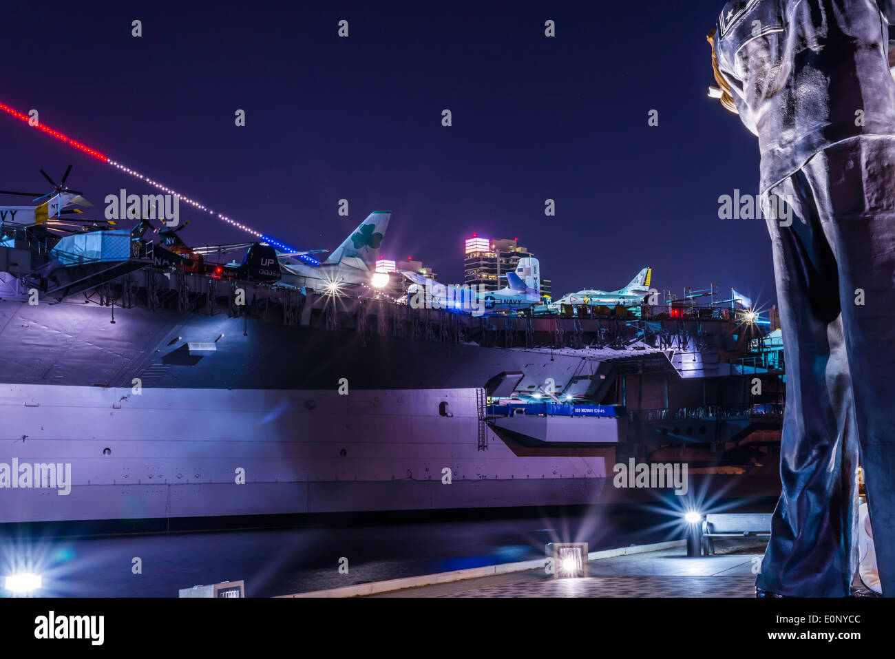 Die USS Midway Museum Schiff in der Nacht. San Diego, California, Vereinigte Staaten von Amerika. Stockfoto