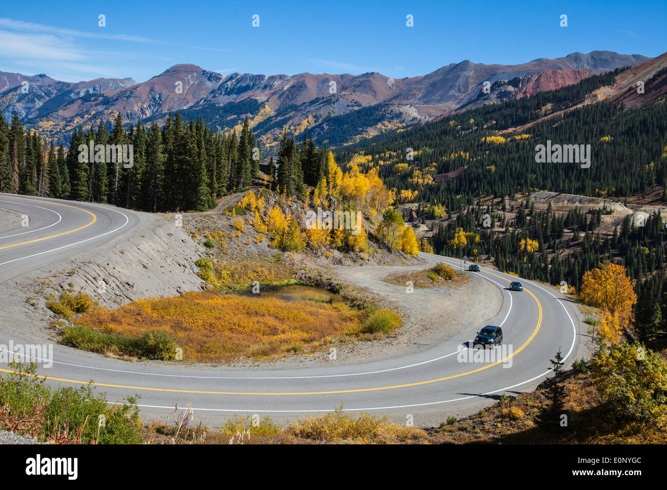 Herbstfarbe entlang der Million Dollar Highway (US 550) als Bestandteil der San Juan Skyway Scenic Byway in Colorado. Stockfoto