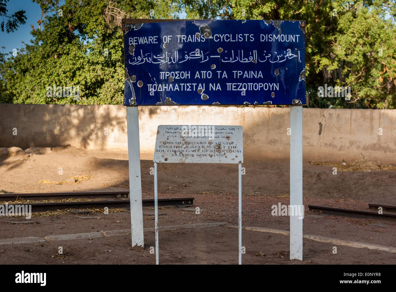 "Hüten Sie sich vor Züge - Radfahrer absteigen" Schild in Arabisch, Englisch und Griechisch, Eisenbahnmuseum, Atbara (Atbarah), Nord-Sudan Stockfoto