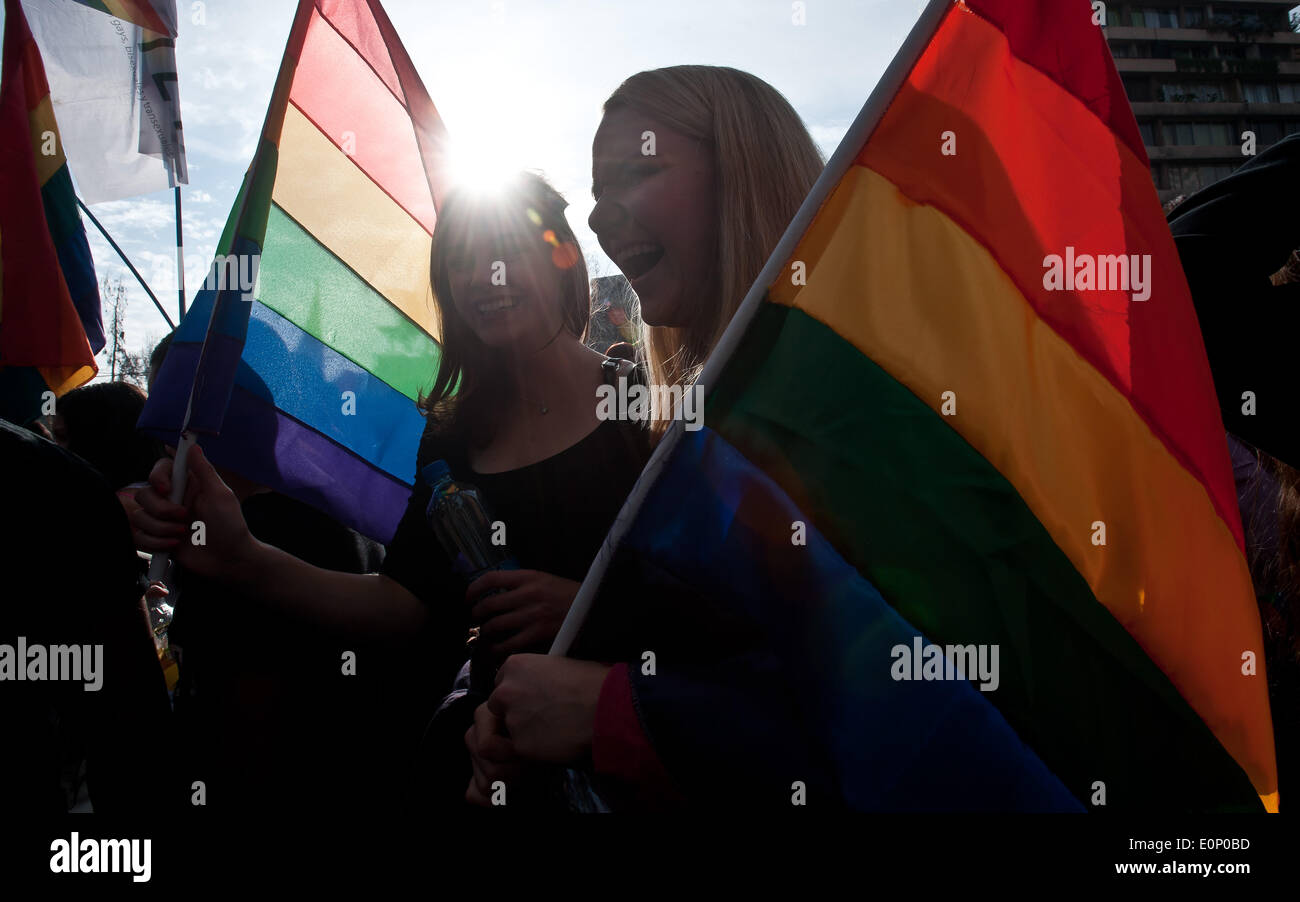 Santiago, Chile. 17. Mai 2014. Menschen beteiligen sich an einer Demonstration anlässlich der internationalen Tag gegen Homophobie und Transphobie in Santiago, die Hauptstadt von Chile, am 17. Mai 2014. Der Marsch wurde von den Homosexuellen Integration und Befreiungsbewegung organisiert, um Vielfalt zu unterstützen. Bildnachweis: Jorge Villegas/Xinhua/Alamy Live-Nachrichten Stockfoto