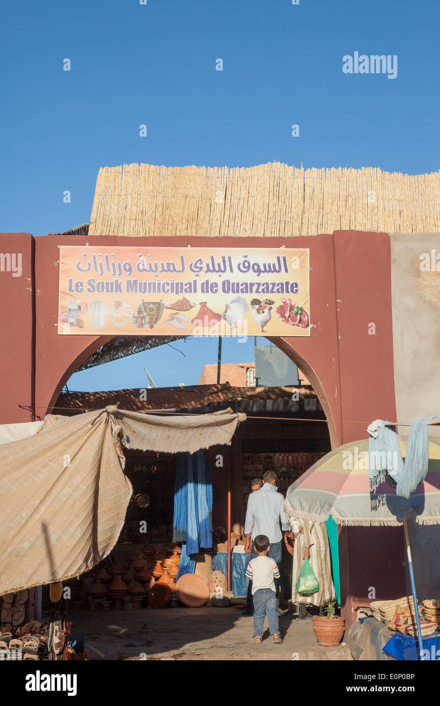 Eintritt in die städtischen Souk, Le Souk Municipal de Ouarzazate, in Ouarzazate, Souss-Massa-Drâa, Marokko, Nordafrika, Afrika. Stockfoto